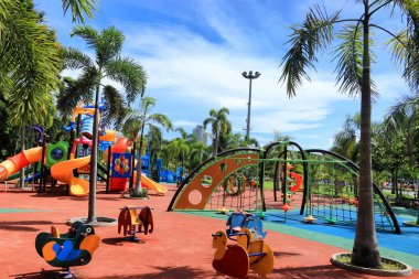 Çeşitli oyun makineleri ile oyun alanı.