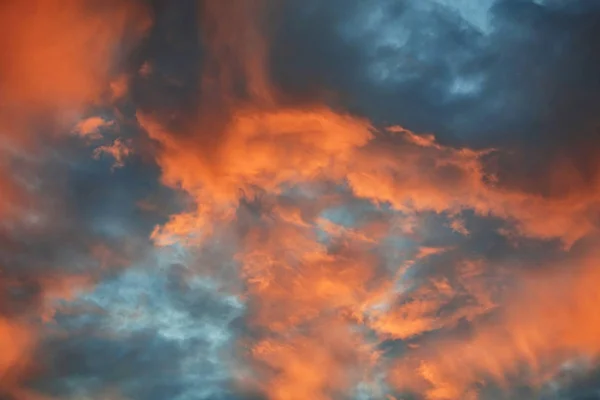 Chmury Kolorowe Piękne Refleksji Przed Zachodem Słońca — Zdjęcie stockowe