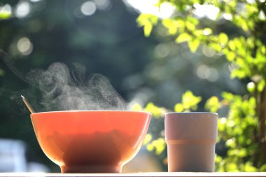 Bir bardak haşlanmış pirinç ve bir bardak su