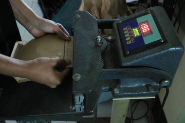 Kahve içeren kahve torbasını mühürleme