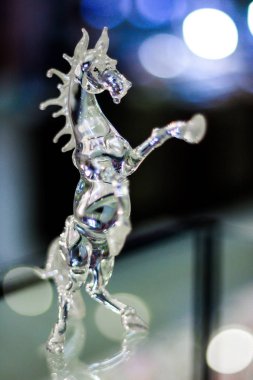 Cam üfleyici bir at.