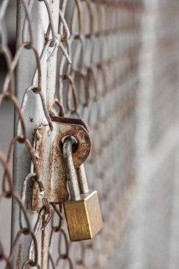 Asma kilit ve çit ızgarası