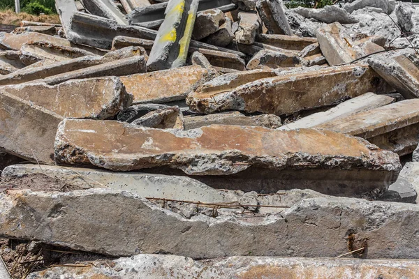 Rottami di calcestruzzo e barre di acciaio — Foto Stock