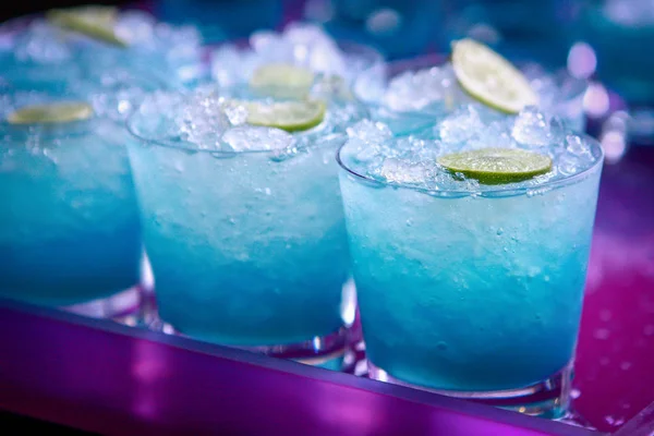 Gros plan cocktail bleu hawaii — Photo