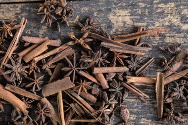 Yıldız anason ve Tarçın eski ahşap tahtalar üzerinde