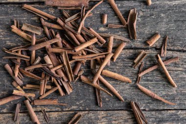 Tarçın eski ahşap tahtalar üzerinde 