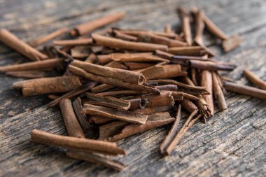 Tarçın eski ahşap tahtalar üzerinde 