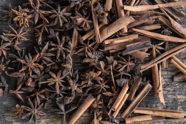 Yıldız anason ve Tarçın eski ahşap tahtalar üzerinde
