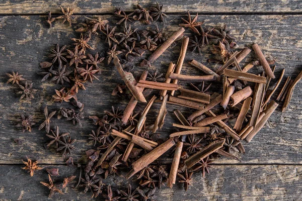 Yıldız anason ve Tarçın eski ahşap tahtalar üzerinde