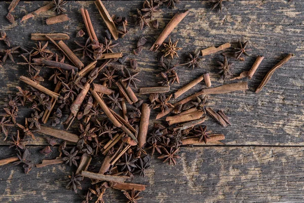 Yıldız anason ve Tarçın eski ahşap tahtalar üzerinde