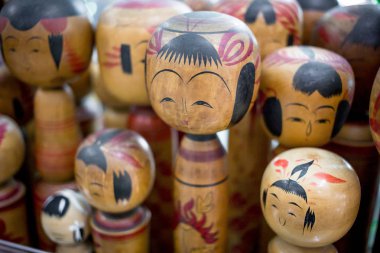 Birçok eski Kokeshi Dolls