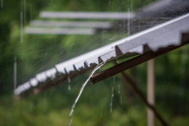 Çatıya Yağmur yağar