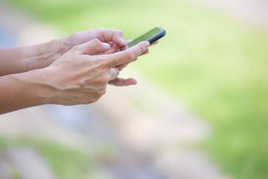 Kadın el cep telefonu kullanıyor