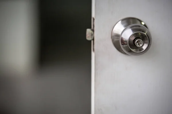 Дверная ручка на белой двери — стоковое фото