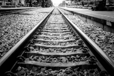 Siyah beyaz demiryolu rayları 