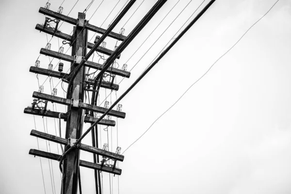 Електрополюси та лінії електропередач — стокове фото
