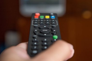 elinde uzaktan tv