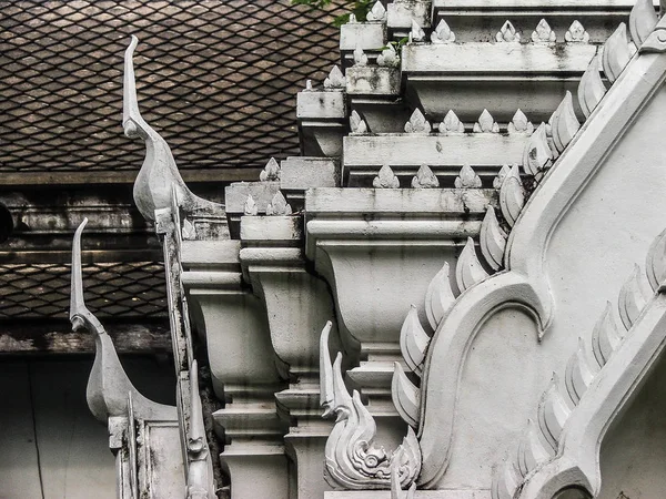 Hermoso estuco ápice a dos aguas en el techo del templo tailandés —  Fotos de Stock