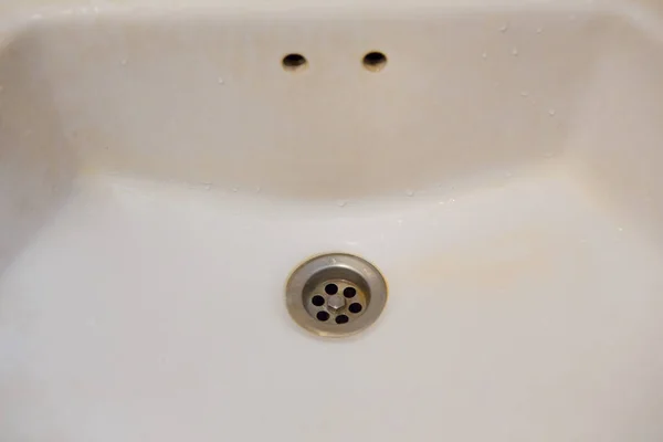 Lavabo blanco sucio —  Fotos de Stock