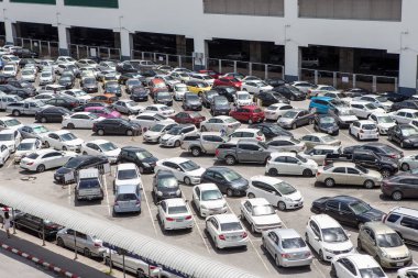 Otoparkta birçok araba