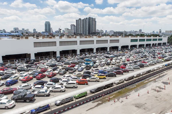 Otoparkta birçok araba