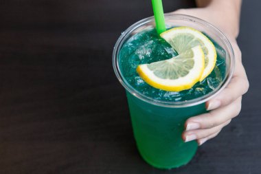 Mavi limon suyu ve kadın el