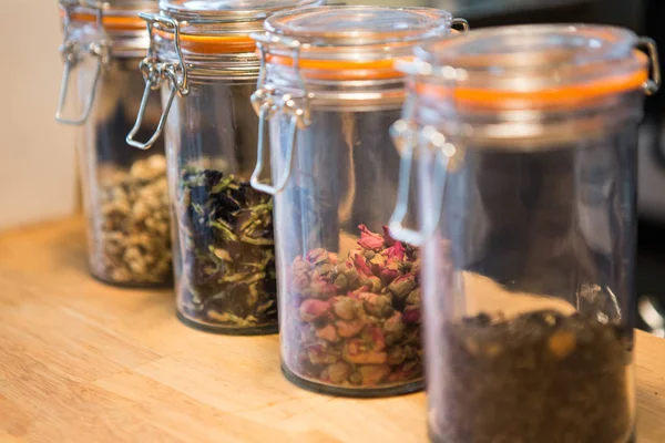 Herbaty ziołowe w słoiku — Zdjęcie stockowe