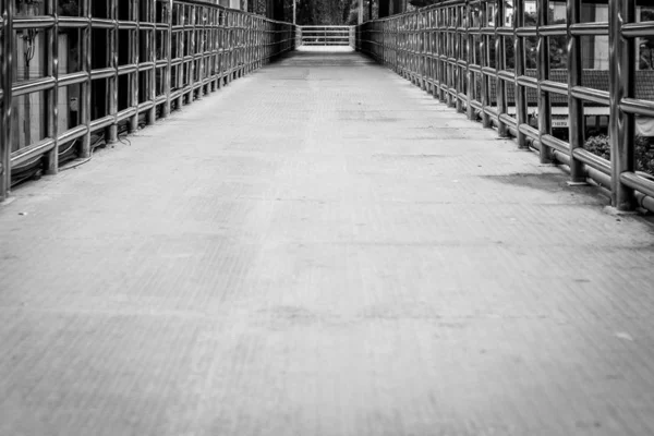 Black and white footbridge — Stock Photo, Image