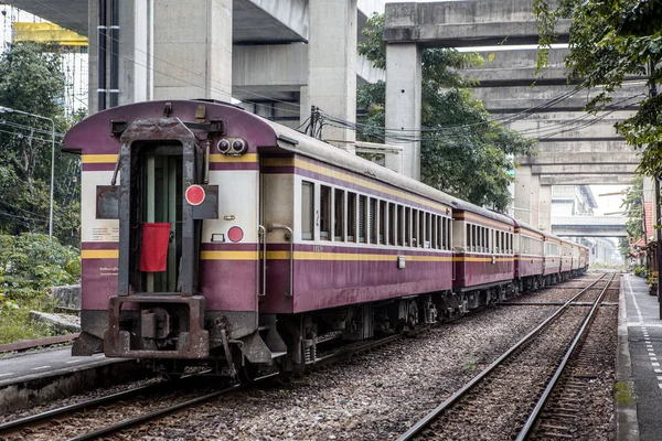 Thailändischer Zug auf den Schienen — Stockfoto