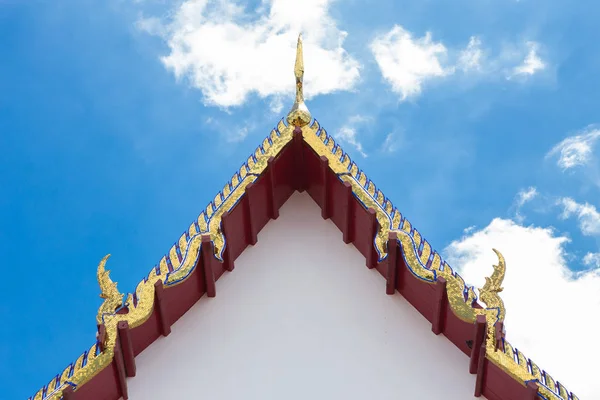 Gyllene gavelspets på taket av Thai Temple — Stockfoto