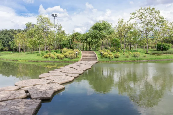 Lake and bridge in the park — Stock Photo, Image