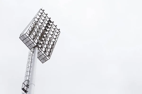 Прожектор на стадионе — стоковое фото
