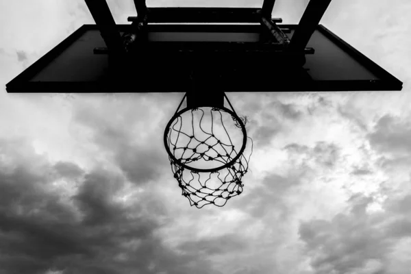 Preto e branco de arco de basquete velho — Fotografia de Stock