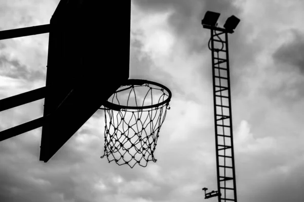 Blanco y negro del viejo aro de baloncesto — Foto de Stock