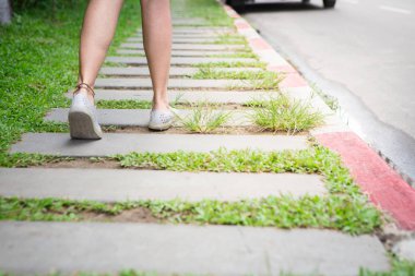 Kadınlar kaldırımda yürüyor.