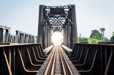 Demiryolu köprüsü ile 