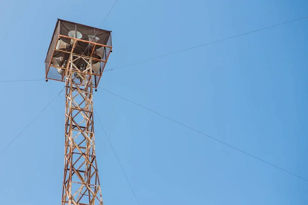 Velho alto-falante torres transmissão — Fotografia de Stock