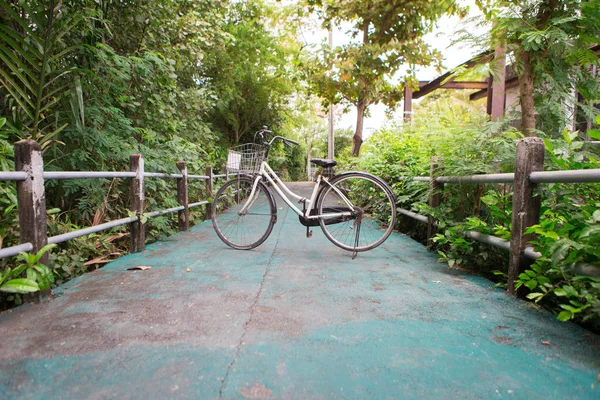 Old bike on the bike lane — Stock Photo, Image