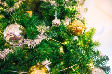 Bir Noel ağacında gümüş ve altın toplar 