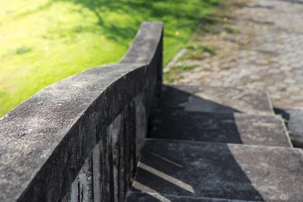 공원의 오래된 콘크리트 교량 — 스톡 사진