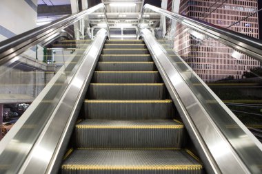 Gök tren istasyonunda yürüyen merdiven 