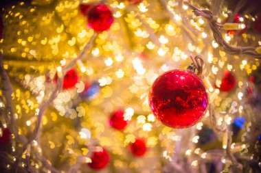 Bokeh Kırmızı Top ve Işık bir Noel ağacı üzerinde