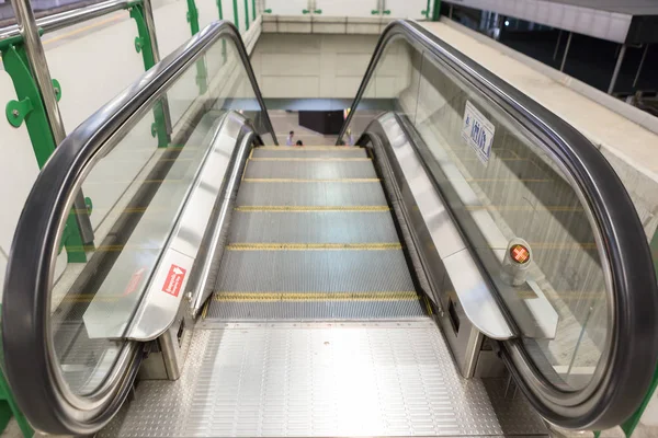 Escalera mecánica en la estación de tren del cielo —  Fotos de Stock