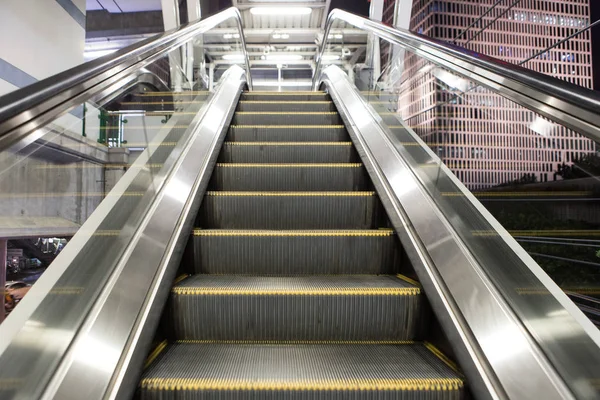 Escalera mecánica en la estación de tren del cielo —  Fotos de Stock