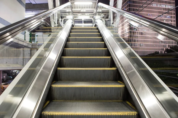 Rolltreppe im Himmelsbahnhof — Stockfoto