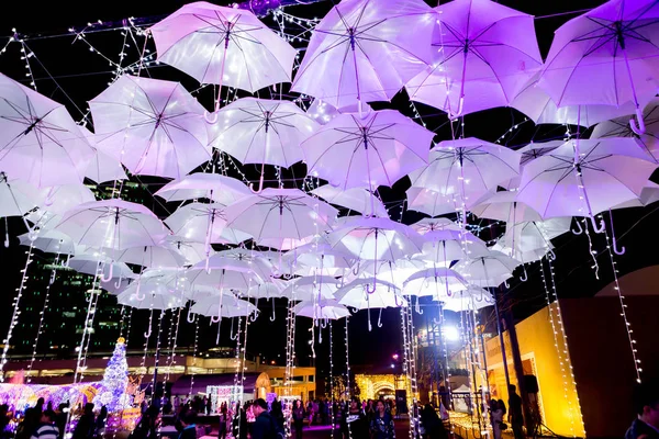 Paraguas blanco decorado con luces led — Foto de Stock