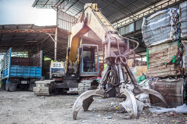 Çöplükte Sarı Atık kamyonlar