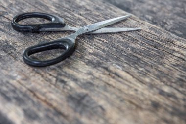 Eski ahşap üzerinde makas 