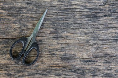Eski ahşap üzerinde makas 