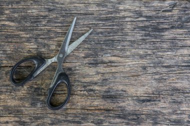 Eski ahşap üzerinde makas 